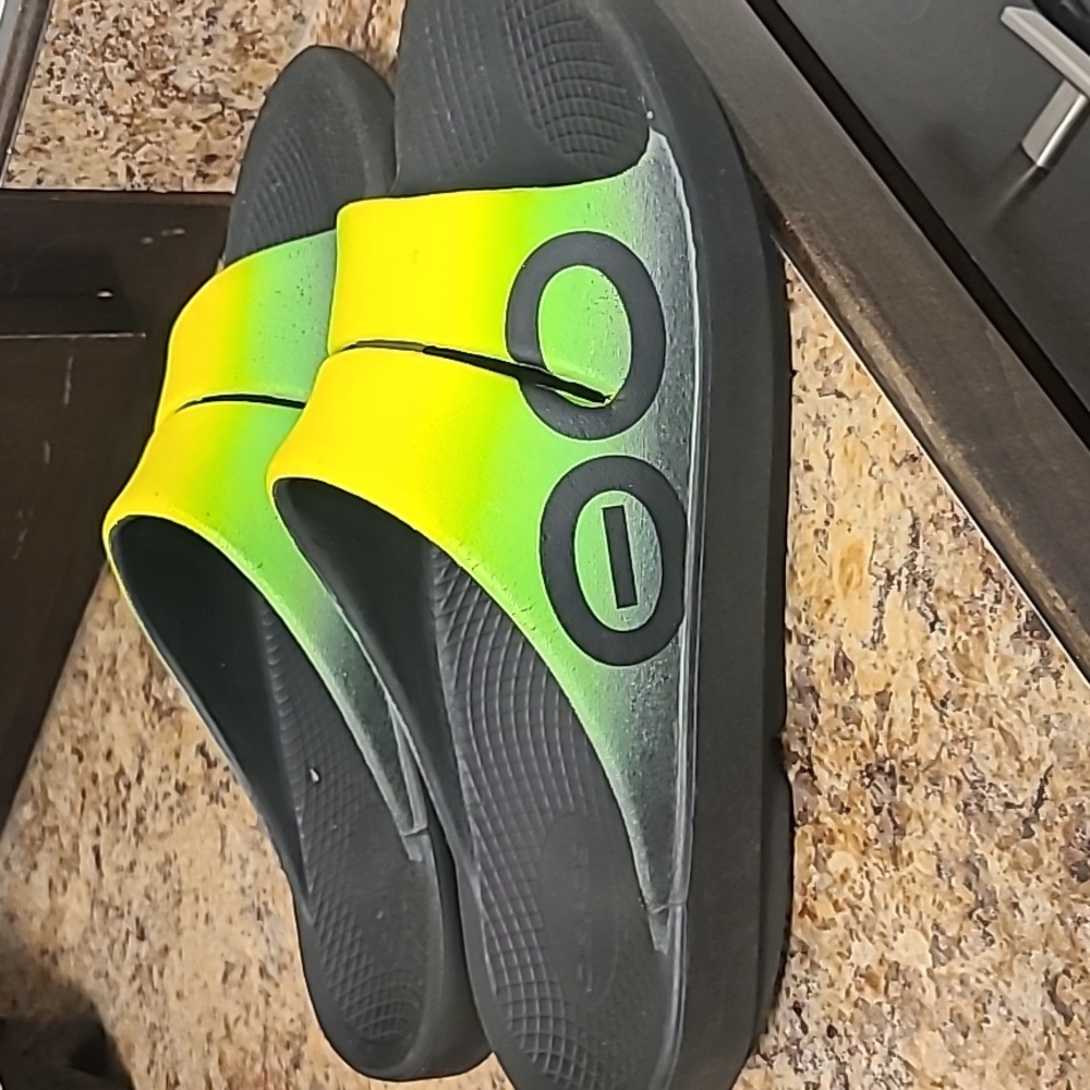 OOFOS slip on sandals M-10 W-12